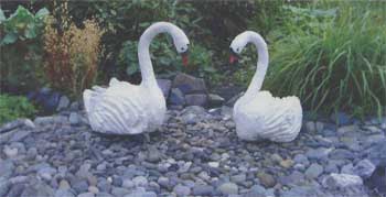 Лебеди сделанный из монтажной пены