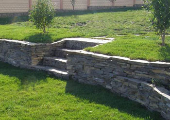 Подпорная стенка из камня в саду